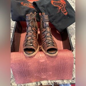 Freebird “Wazee” strappy zip back leather sandal. Cognac multi. Size 6.